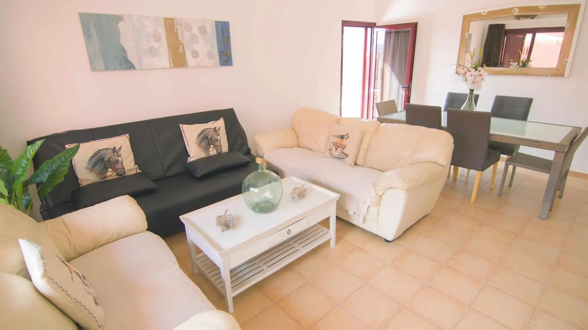 Anju Villas, Villa Tamara 코라레호 0*,